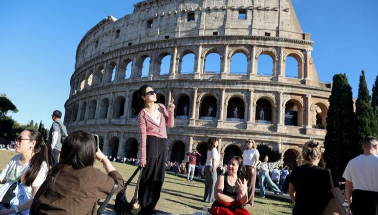 Reiseboom zwischen China und Europa verläuft in beide Richtungen                    Während einer fast dreiwöchigen Reise durch Beijing, Shanghai und die südwestchinesische Provinz Yunnan stellte der deutsche Reiseblogger Sorin Liviu Jurj fest, dass er lediglich einen Reisepass und ein Smartphone benötigte, um einen Großteil dessen zu genießen, was China zu bieten hat.
