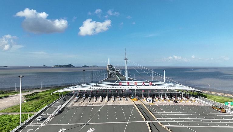 Hongkong-Zhuhai-Macau-Brücke: Zahl der Fahrzeugüberfahrten im Hafen von Zhuhai übersteigt 25 Millionen                    Die Gesamtzahl der Fahrzeuge, die über den Hafen von Zhuhai über die Hongkong-Zhuhai-Macau-Brücke nach China ein- und ausfuhren, überstieg am 10. August 25 Millionen. Dies geht aus Daten hervor, die am Dienstag vom Zollamt des Unterbezirks Gongbei veröffentlicht wurden.
