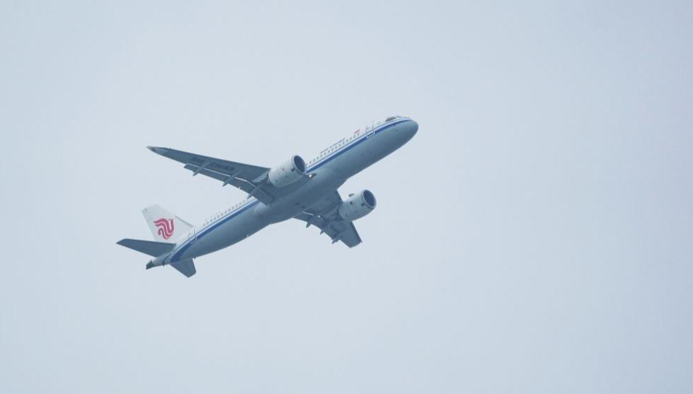 C919 nimmt Betrieb auf ihrer ersten internationalen Flugroute auf                    Am 12. August um 16:58 Uhr landete die C919 des Flugs CA723 von Air China nach 1 Stunde und 41 Minuten Flugzeit planmäßig auf dem Flughafen von Ulaanbaatar in der Mongolei.