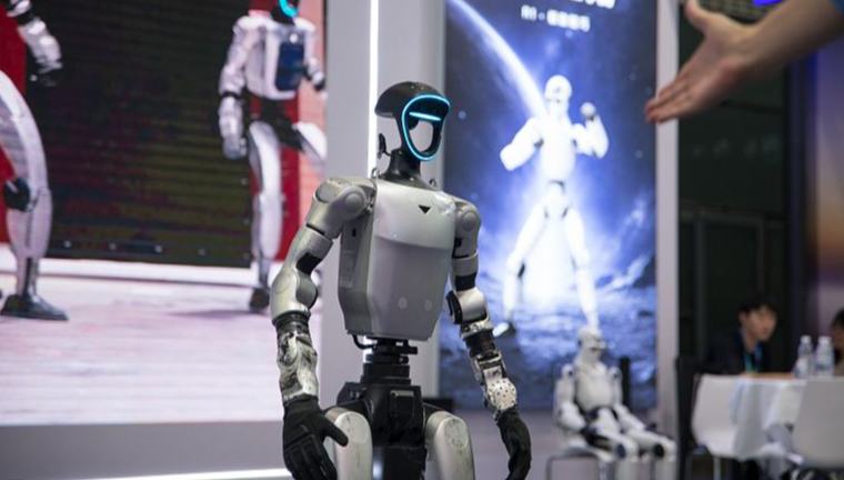 China treibt globale KI-Governance umfassend voran                    Im Umgang mit den Chancen und Risiken der Entwicklung Künstlicher Intelligenz greift China auf seine eigenen Erfahrungen zurück, engagiert sich aktiv in der globalen Governance, fördert internationale Zusammenarbeit und setzt sich dafür ein, dass die einzelnen Länder von technologischen Fortschritten stärker profitieren.