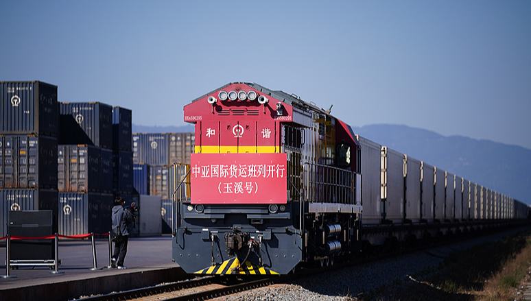 China-Laos-Eisenbahn bringt dieses Jahr über 200.000 Tonnen südostasiatische Früchte nach China                    Bis Mittwoch wurden in diesem Jahr mehr als 200.000 Tonnen südostasiatisches Obst mit der China-Laos-Eisenbahn nach China transportiert, was 11,16 Prozent mehr sind als im Vorjahr, teilte China Railway Kunming Group Co., Ltd. am Donnerstag mit.