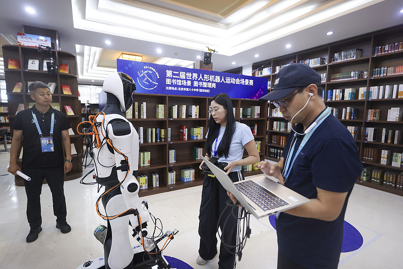 Roboter treten zum Thema „Bibliothek“ in Beijing gegeneinander an