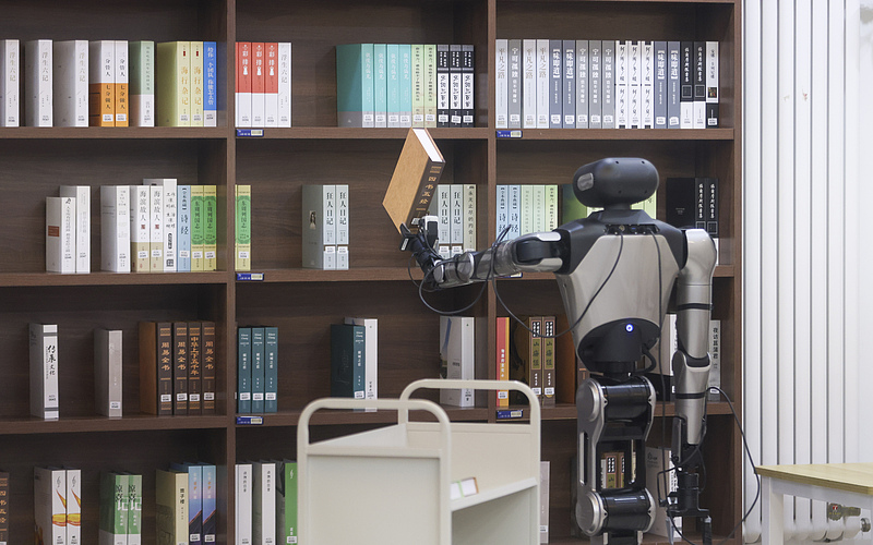 Roboter treten zum Thema „Bibliothek“ in Beijing gegeneinander an