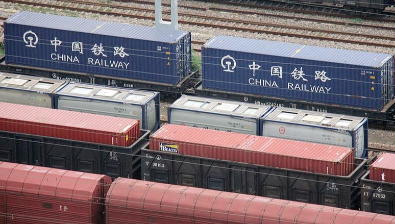 Chinas Investitionen in Bahnsektor steigen von Januar bis Juli um 1,8 Prozent                    China konnte bei einer Reihe wichtiger Bahnprojekte stetige Fortschritte erzielen, da die Investitionen in den Bahnbau im Jahr 2026 weiter gestiegen sind. Dies hat eine bemerkenswerte Sogwirkung entfaltet und der regionalen wirtschaftlichen und sozialen Entwicklung neue Impulse verliehen, teilte die nationale Eisenbahngesellschaft am Montag mit.