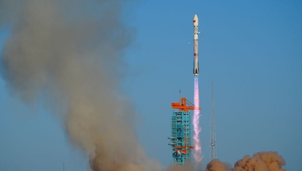 China startet Zhuque-3 und führt erstmals Bergung einer Rakete an Land durch                    China hat am Mittwochmorgen die wiederverwendbare Rakete Zhuque-3 gestartet und damit erstmals die erste Stufe einer Rakete an Land geborgen.