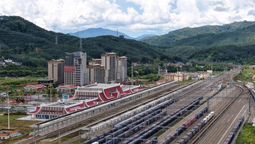 Güterverkehr auf China-Laos-Bahn übersteigt 90 Millionen Tonnen                    Seit Inbetriebnahme der China-Laos-Bahn wurden dort über 90 Millionen Tonnen Fracht umgeschlagen, wobei der grenzüberschreitende Güterverkehr 21 Millionen Tonnen überstieg, teilte China Railway Kunming Group Co., Ltd. am Dienstag mit.