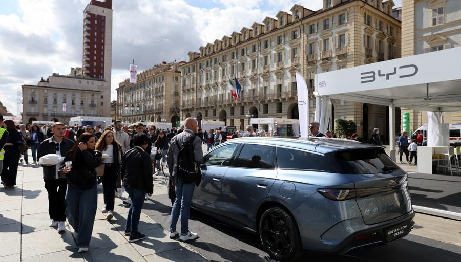 Chinesische Elektroautos erobern den italienischen Markt                    Chinesische Autohersteller sind auf dem italienischen Markt für Fahrzeuge mit alternativen Antrieben auf dem Vormarsch. Dies ist auf wettbewerbsfähige Preise, eine wachsende Modellpalette und eine steigende Nachfrage nach Plug-in-Hybriden zurückzuführen.