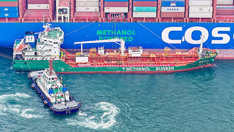 Zhejiang stellt neuen Rekord bei der Schiff-zu-Schiff-Bunkerung mit umweltfreundlichem Methanol auf                    Das Methanol-Dualkraftstoff-Containerschiff „COSCO SHIPPING LIBRA“ hat am Sonntag im Hafengebiet Meishan des Hafens Ningbo-Zhoushan in der ostchinesischen Provinz Zhejiang einen Bunkervorgang mit rund 5.500 Tonnen umweltfreundlichem Methanol abgeschlossen.