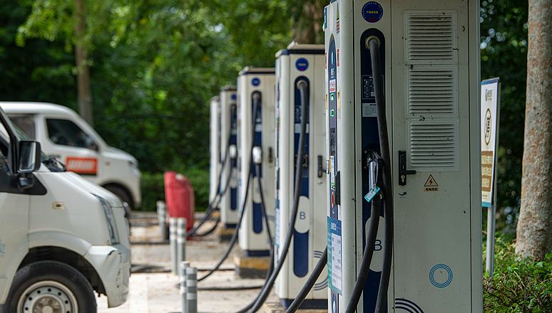 Chinas Ladeinfrastruktur für Elektrofahrzeuge wächst in den ersten sieben Monaten rasant                    Chinas Ladeinfrastruktur für Elektrofahrzeuge wächst weiterhin rasant. Bis Ende Juli 2026 erreichte die Gesamtzahl der Ladepunkte 23,68 Millionen, was einem Anstieg von 41,9 Prozent gegenüber dem Vorjahr entspricht, teilte die Nationale Energiebehörde am Montag mit.