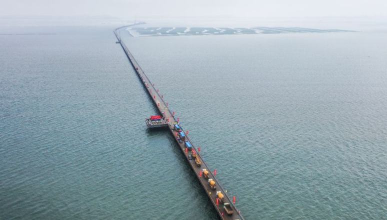 Bau der längsten über das Meer führenden Brücke in Nordostchina erzielt entscheidende Fortschritte                    Am 25. August wurde mit einer Zeremonie die Fertigstellung der 11,6 Kilometer langen Stahl-Behelfsbrücke entlang der Haupttrasse der Changhai-Brücke in der Stadt Dalian gefeiert. Dies stellt einen wichtigen Meilenstein für das gesamte Brückenbauprojekt dar.
