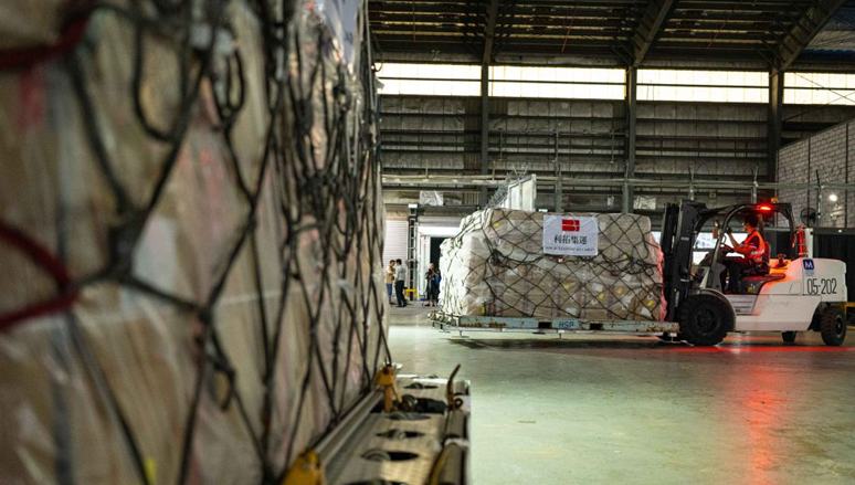 Flughafen Macau startet Pilotprojekt für Frachtumschlag in                    Der Macau International Airport (MIA) hat am Mittwoch auf der benachbarten Insel Hengqin in Zhuhai, in der südchinesischen Provinz Guangdong, ein Pilotprojekt zur Palettierung von Fracht gestartet. Dies ist Teil des derzeit im Bau befindlichen Projekts für ein vorgelagertes Frachtterminal.