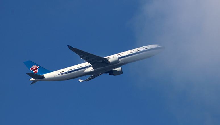 Starke Nachfrage nach Flugreisen in China diesen Sommer                    Chinas zivile Luftfahrtbranche hat während der Sommerreisezeit vom 1. Juli bis zum 31. August insgesamt 151 Millionen Passagiere befördert. Wie aus Daten der chinesischen Zivilluftfahrtbehörde (CAAC) hervorgeht, betrug das tägliche Passagieraufkommen rund 2,442 Millionen, was einem Anstieg von 2,9 Prozent gegenüber dem Vorjahreszeitraum entspricht.