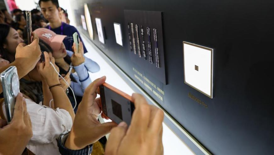 Huawei stellt leistungsstarken Kirin 9050 Pro-Chip vor                    Der chinesische Technologieriese Huawei hat am Montag das dreifach faltbare Smartphone „Mate XT 2“ vorgestellt, das mit dem neuen Kirin 9050 Pro-Chip ausgestattet ist – dem ersten Hochleistungsprozessor, der die „Logic Folding“-Technologie nutzt.