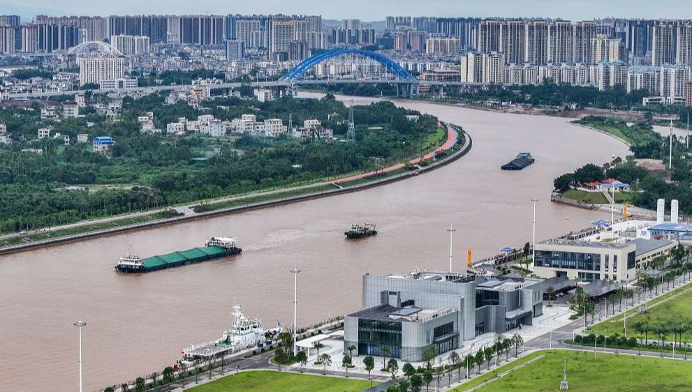 Erste grenzüberschreitende Frachtroute auf Pinglu-Kanal geht in Betrieb                    Die erste grenzüberschreitende Fluss-See-Frachtroute auf dem Pinglu-Kanal, die Laos und Vietnam mit Guigang in der Autonomen Region Guangxi der Zhuang-Nationalität verbindet, ist nun in Betrieb.