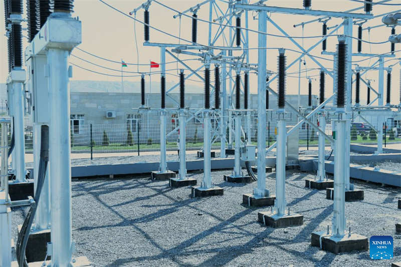 Von China finanziertes großes Solarkraftwerk in Aserbaidschan ans Netz angeschlossen                    Am Mittwoch wurde in Baku der Netzanschluss des 100-MW-Solarkraftwerks Gobustan, das von der chinesischen Firma Universal Energy Co., Ltd. finanziert und errichtet wurde, mit einer Zeremonie gefeiert.