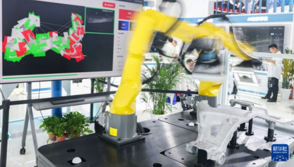 Chinesische Industrieroboter fassen auf Märkten im Ausland Fuß                    Auf der World Manufacturing Convention 2026 in der ostchinesischen Provinz Anhui gehen Industrieroboter über reine Vorführungen hinaus und übernehmen praktische Aufgaben. Einige Produkte finden bereits ihren Weg auf Märkte im Ausland.
