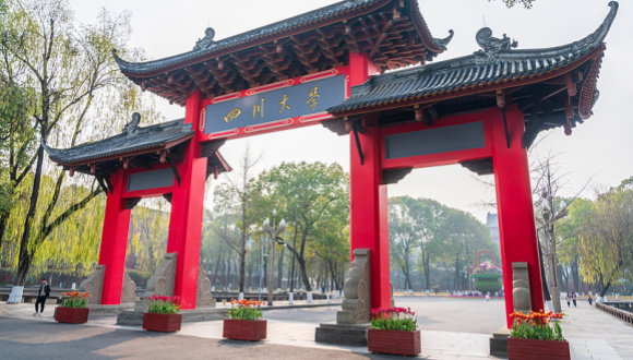 Xi fordert Sichuan-Universität zur Nutzung ihrer Stärken im Dienste nationaler Strategien auf                    Der chinesische Staatspräsident Xi Jinping hat die Sichuan-Universität dazu aufgefordert, ihre interdisziplinären Stärken zu nutzen und eine wegweisende sowie vorbildliche Rolle im Dienste der nationalen Strategien zu spielen, als er Glückwünsche zum 130. Gründungsjubiläum der Universität übermittelte.