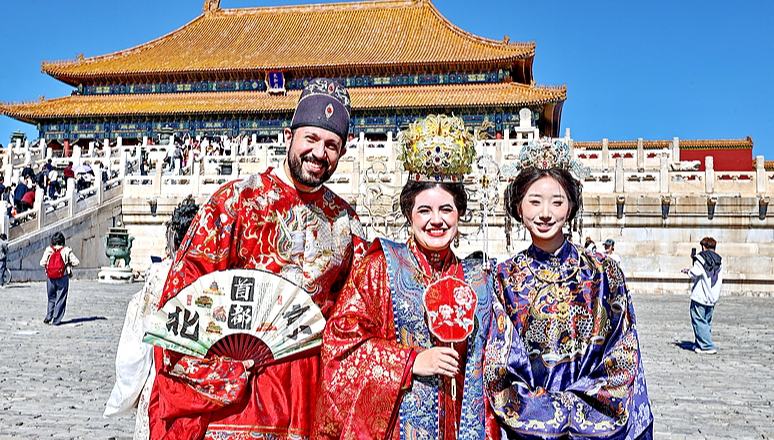 Aufregende Erlebnisse sorgen für Boom bei ausländischen Touristen während der Ferien zum chinesischen Nationalfeiertag                    Chinas Markt für Touristen aus dem Ausland verzeichnet während der Ferien zum Nationalfeiertag 2026 ein kräftiges Wachstum.