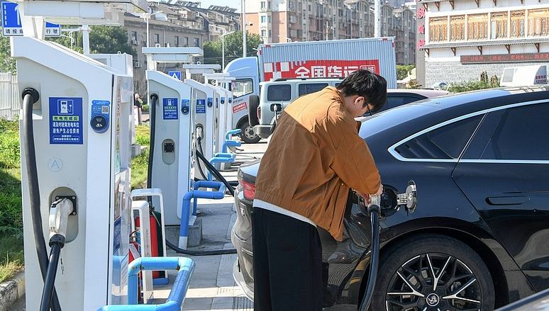 Forscher entwickeln hocheffizientes System zum kabellosen Laden von Elektrofahrzeugen                    Forscher chinesischer und britischer Einrichtungen haben ein System zum kabellosen Laden von Elektrofahrzeugen entwickelt, das einen Umwandlungswirkungsgrad von über 98 Prozent aufweist.