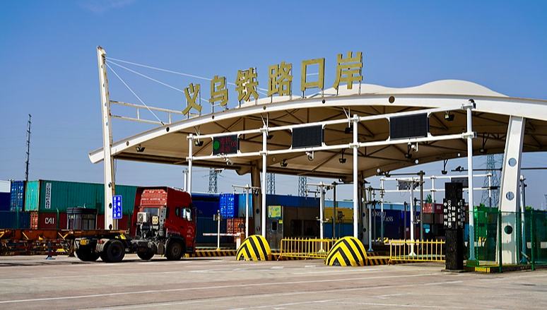 Güterzüge auf der Strecke Yiwu–Xinjiang–Europa haben in diesem Jahr die Marke von 200.000 Standardcontainern überschritten                    Wie der Zoll der Stadt Hangzhou in der Provinz Zhejiang am Donnerstag unter Berufung auf Daten bis einschließlich Mittwoch mitteilte, haben von Yiwu über Xinjiang nach Europa verkehrende Güterzüge seit Jahresbeginn 200.460 Standardcontainer (TEU) mit Import- und Exportgütern befördert.