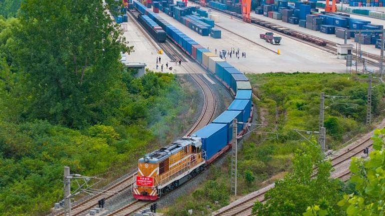 In Wuhan startet neue China-Europa-Güterzugstrecke nach Uljanowsk in Russland                    Ein China-Europ-Güterzug mit Autoteilen an Bord verließ am Freitag den Intermodal-Bahnhof Wuhan der China Railway mit Ziel Uljanowsk in Russland. 