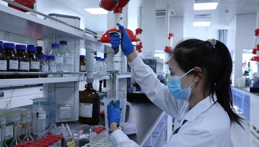 Chinas Ausgaben für Forschung und Entwicklung steigen 2025 um 8,2 Prozent                    Chinas Ausgaben für Forschung und Entwicklung stiegen im Jahr 2025 im Vergleich zum Vorjahr um 8,2 Prozent auf 3,93 Billionen Yuan (rund 584,5 Milliarden US-Dollar), teilte das Staatliche Amt für Statistik am Freitag mit.