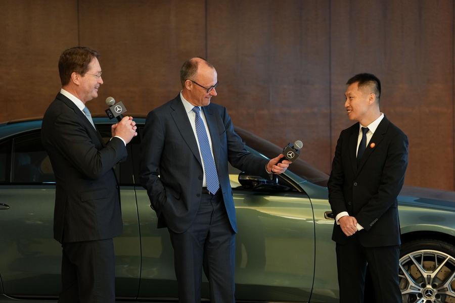 China und Deutschland streben bei intelligenten vernetzten Fahrzeugen eine breitere Zusammenarbeit an                    Da Elektrifizierung, Digitalisierung und Künstliche Intelligenz (KI) die globale Automobilindustrie grundlegend verändern, stellt sich für China und Deutschland zunehmend die zentrale Frage, wie beide Länder ihre komplementären Stärken nutzen können, um die Zusammenarbeit auszubauen.