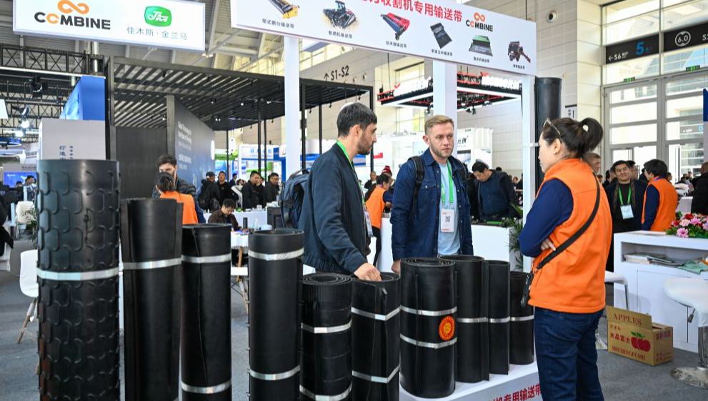 Chinas Industrie für Landmaschinen rückt in höhere Marktsegmente vor und expandiert ins Ausland                    Ein Teil der im Werk des deutschen Herstellers CLAAS in der ostchinesischen Provinz Shandong produzierten Landmaschinen wird nach Europa geliefert, wodurch das Werk Teil des globalen Produktionsnetzwerks des Unternehmens wird.